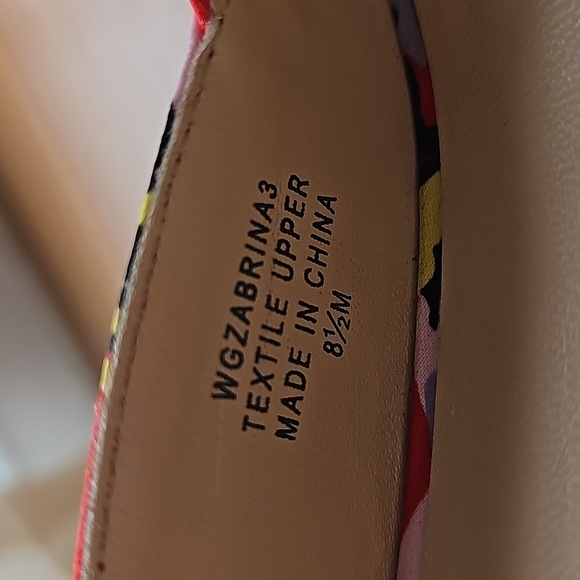 Guess floral wedge heels, pink/red/yellow/black fabric. Size 8.5M - Picture 7 of 7